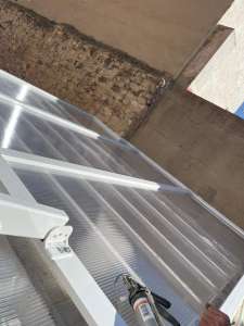 Carpinteria de aliuminio : Techo fijo y lateral de policarbonato- persianas Guardiola Alicante