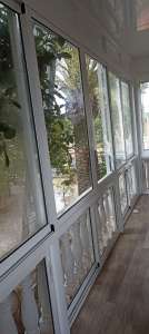 Carpintería de aluminio para cerramiento con hojas correderas.- persianas Guardiola Alicante