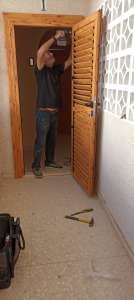 Puerta con mallorquina de Aluminio color madera pino - opción de añadir persiana y toldo- persianas Guardiola Alicante