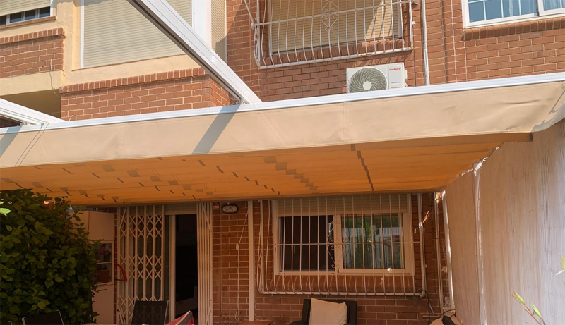 Equipo reparando e instalando persianas en Alicante